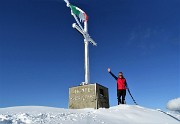 01 Alla croce di vetta del Venturosa (1999 m), stavolta 'conquistata' pestando tanta neve e anche tracciando 